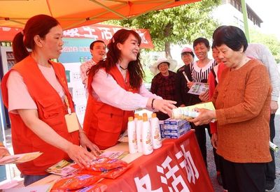 鹽城城管志愿者開(kāi)展農(nóng)村垃圾分類(lèi)服務(wù)行，助力美麗鄉(xiāng)村建設(shè)